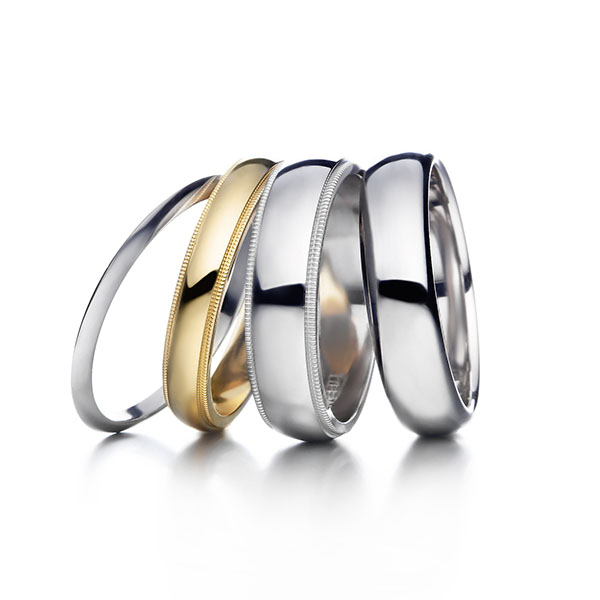 Tiffany 男士結婚戒環
由左至右
Tiffany 鉑金結婚戒指,NT$ 29,000 (2mm寬)
Milgrain 18K 金結婚戒指,NT$ 38,000 (4 mm寬)
Milgrain 鉑金結婚戒指,NT$ 86,000 (6 mm寬)
Lucida 鉑金結婚戒指,NT$ 83,000 (6 mm寬)